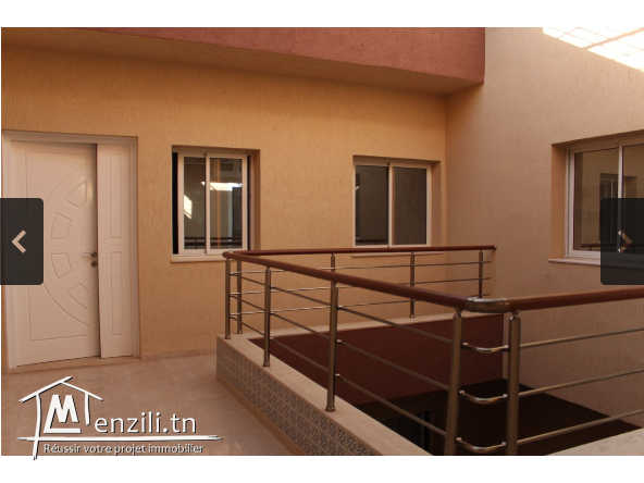 Bureaux et Cabinets au dessus d'une pharmcie (RC). 