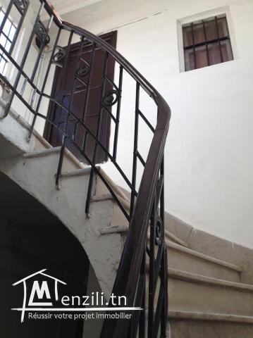 IMMEUBLE A BAB EL KHADRA A TUNIS. SE TROUVANT AU RUE DE SOUSSE PRES DE MECHTEL.