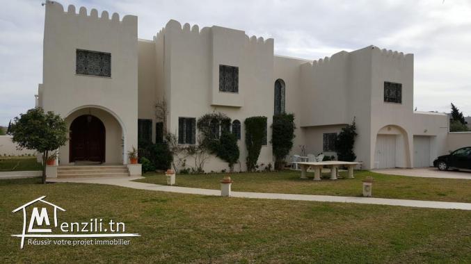 villa 1300m2 Chic et Moderne à La Soukra