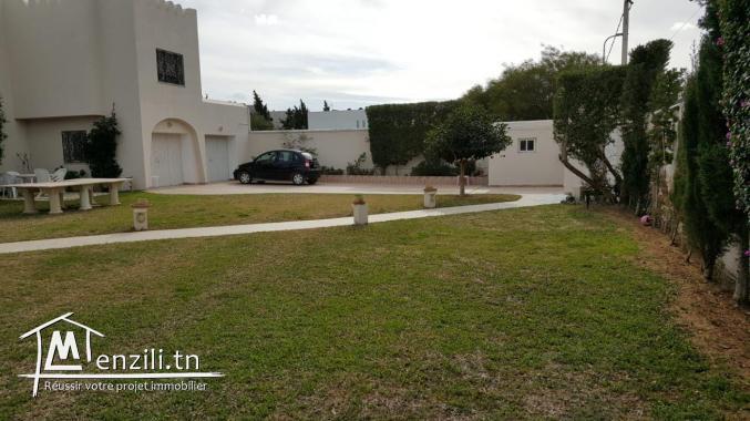 villa 1300m2 Chic et Moderne à La Soukra