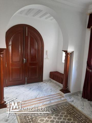 villa 1300m2 Chic et Moderne à La Soukra