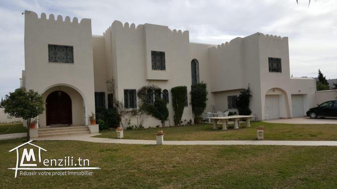villa 1300m2 Chic et Moderne à La Soukra