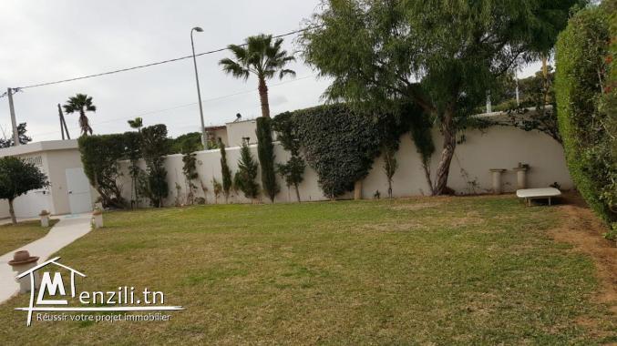 villa 1300m2 Chic et Moderne à La Soukra