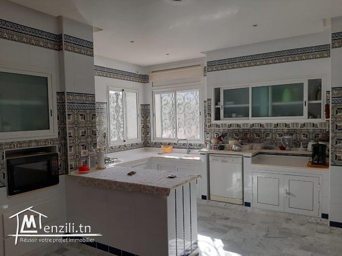villa 1300m2 Chic et Moderne à La Soukra