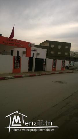 A vendre : un bâtiment avec 3 niveaux