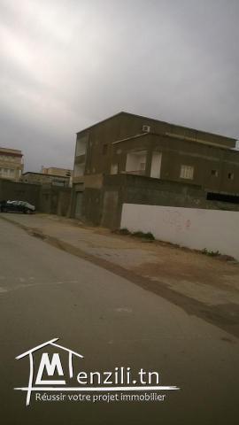 A vendre : un bâtiment avec 3 niveaux