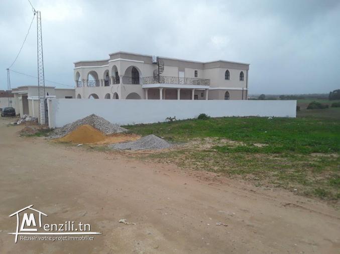 beau terrain de 170 m2