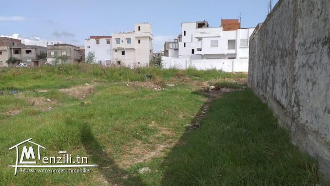 un terrain de 404 m2 à soukra