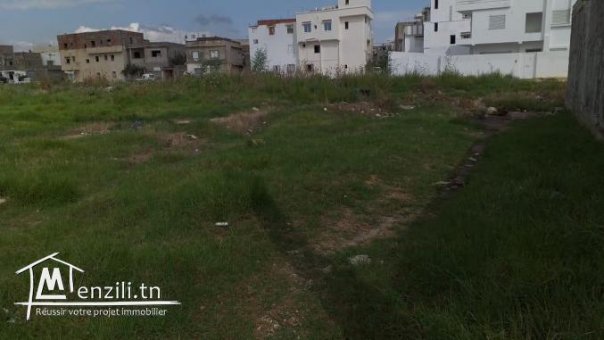un terrain de 404 m2 à soukra