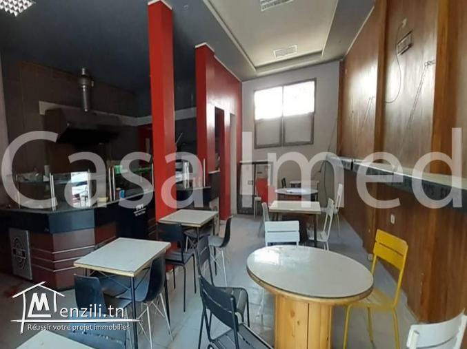 un fond de commerce dans un emplacement stratégique à Cité Enkhilette
