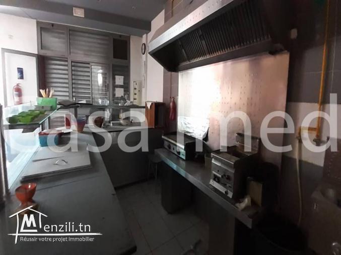 un fond de commerce dans un emplacement stratégique à Cité Enkhilette