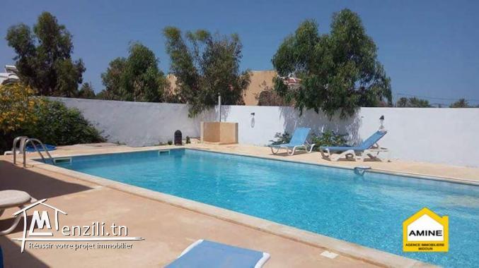 Une spacieuse villa Houch avec piscine à vendre à Tezdaine Djerba