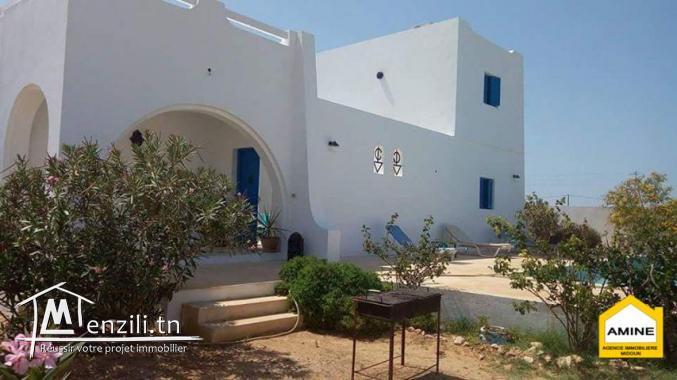 Une spacieuse villa Houch avec piscine à vendre à Tezdaine Djerba
