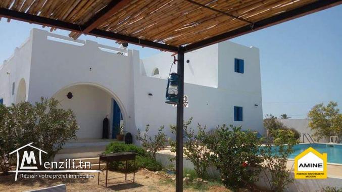 Une spacieuse villa Houch avec piscine à vendre à Tezdaine Djerba