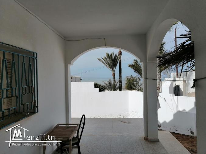 Maison au bord de la mer