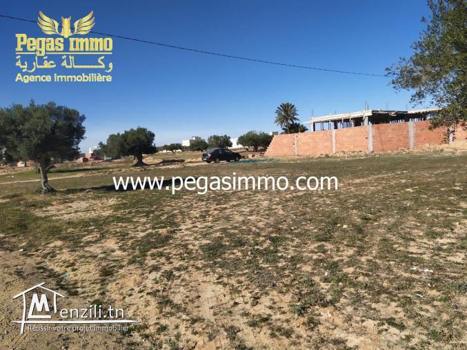 A vendre un terrain de 900 m² avec permis de construction