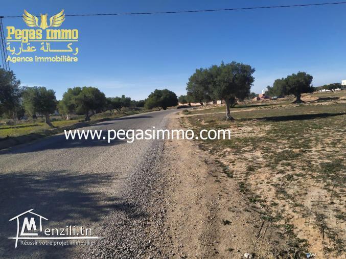 A vendre un terrain de 900 m² avec permis de construction