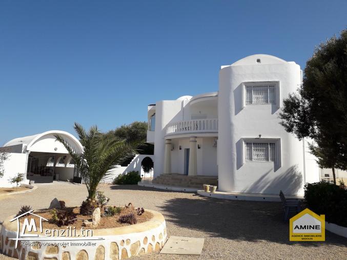A vendre une belle villa +piscine, titre bleu zone urbaine à Djerba Midoun