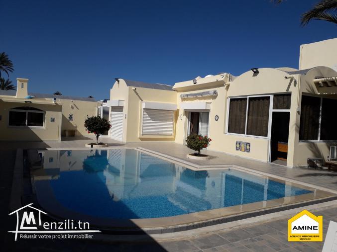 À vendre une Merveilleuse villa avec piscine à la zone touristique Djerba