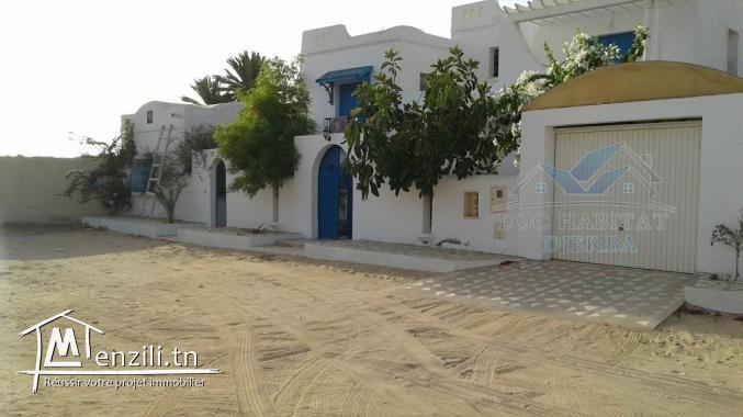 V27 : A VENDRE UNE SPACIEUSE VILLA S+4 EN ZONE URBAINE A HOUMET SOUK DJERBA