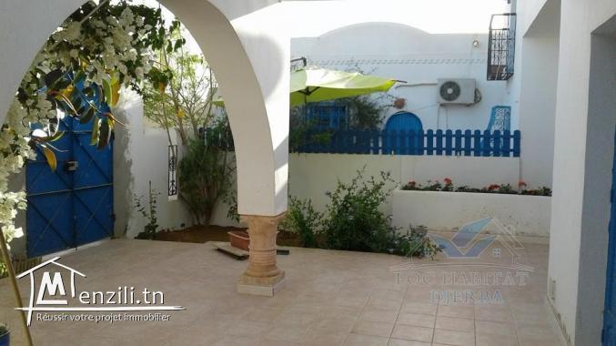 V27 : A VENDRE UNE SPACIEUSE VILLA S+4 EN ZONE URBAINE A HOUMET SOUK DJERBA