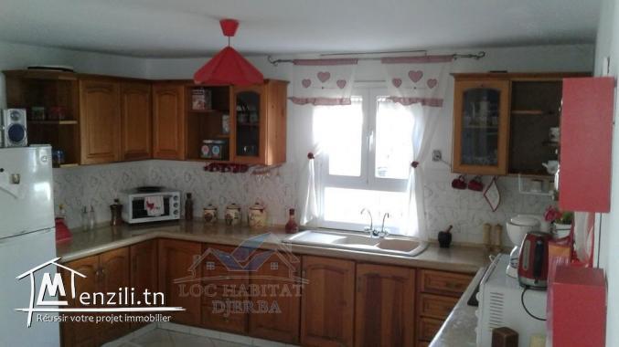 V27 : A VENDRE UNE SPACIEUSE VILLA S+4 EN ZONE URBAINE A HOUMET SOUK DJERBA