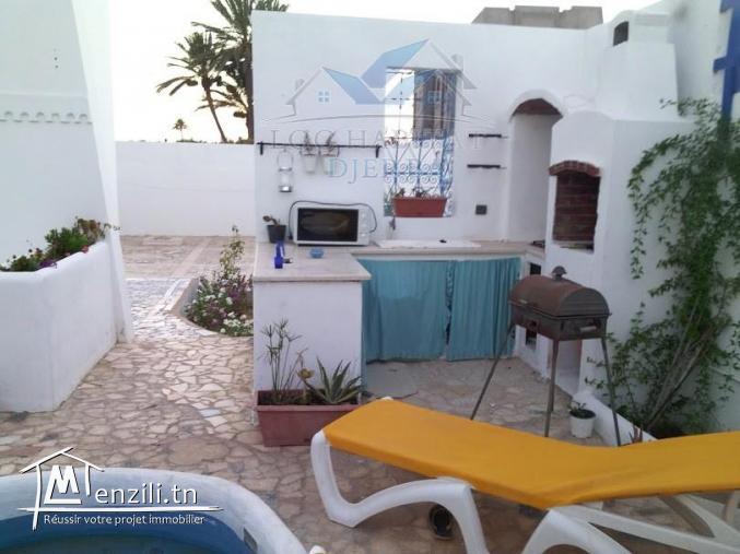 V27 : A VENDRE UNE SPACIEUSE VILLA S+4 EN ZONE URBAINE A HOUMET SOUK DJERBA