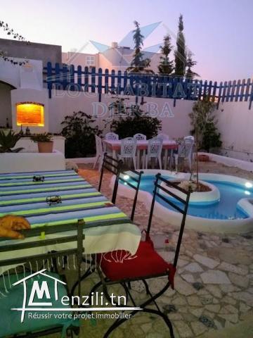 V27 : A VENDRE UNE SPACIEUSE VILLA S+4 EN ZONE URBAINE A HOUMET SOUK DJERBA