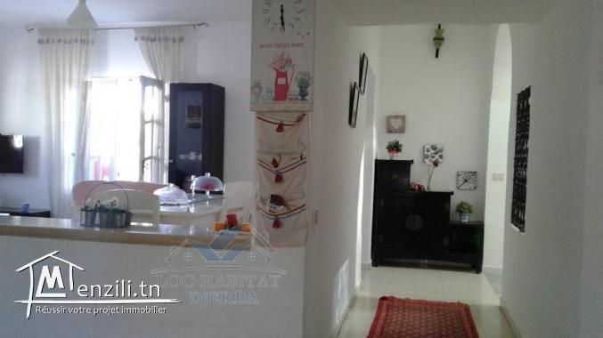 V27 : A VENDRE UNE SPACIEUSE VILLA S+4 EN ZONE URBAINE A HOUMET SOUK DJERBA