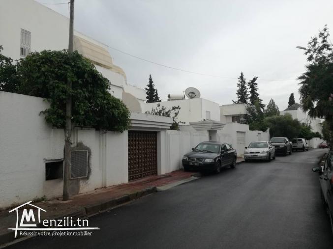 Menzah 8 villa 701 m2 à vendre