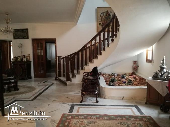 Menzah 8 villa 701 m2 à vendre