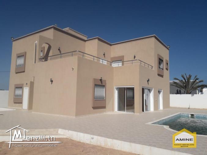 A vendre une grande belle villa avec piscine à Djerba Midoun proche de la mer