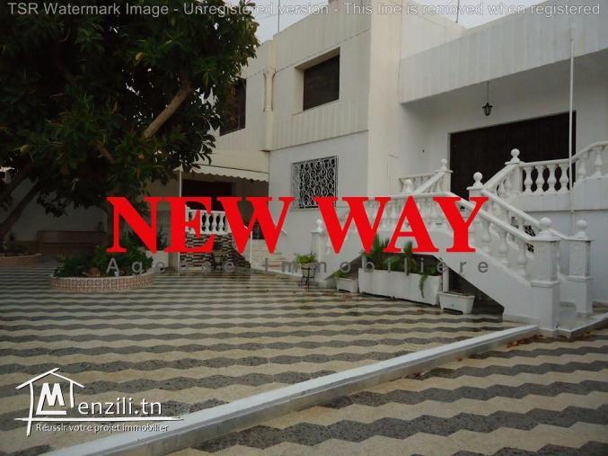 villa de superficie 360 m² bâtie sur un terrain de superficie 800 m²