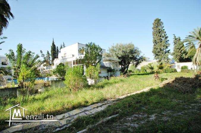 Bâtisse sur 3995 m2 à 500 mètres de la Closerie à la Soukra