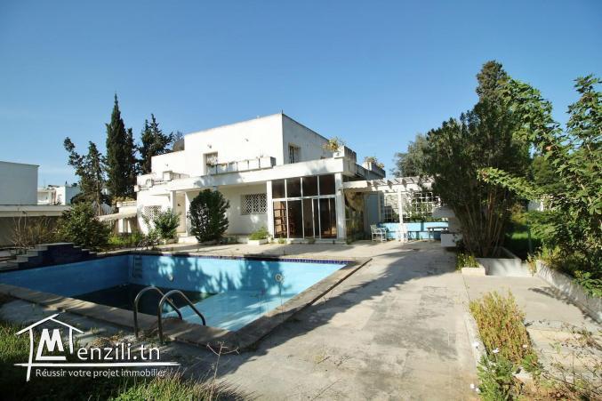 Bâtisse sur 3995 m2 à 500 mètres de la Closerie à la Soukra