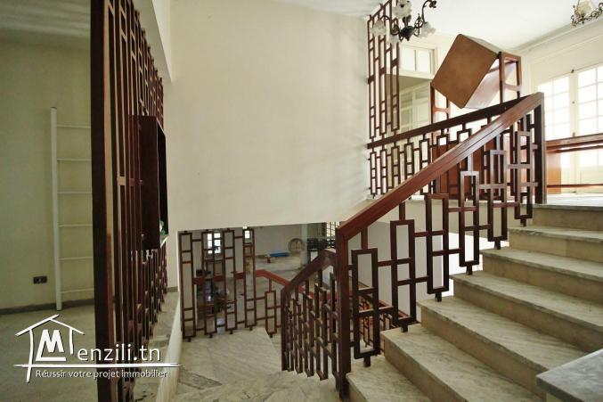 Bâtisse sur 3995 m2 à 500 mètres de la Closerie à la Soukra