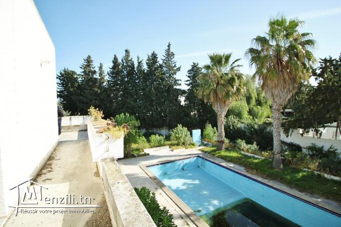 Bâtisse sur 3995 m2 à 500 mètres de la Closerie à la Soukra