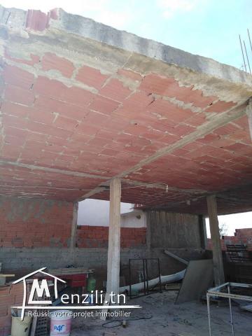 Maison inachevée avec studio