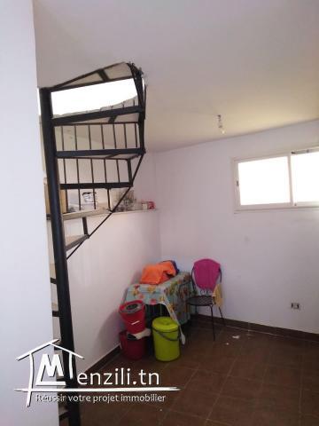 Maison inachevée avec studio