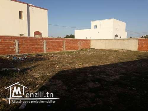 Terrain à vendre de 400 m2 dans un quartier calme 