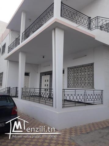 Terrain comprenant une villa avec 2 appartements et un studio