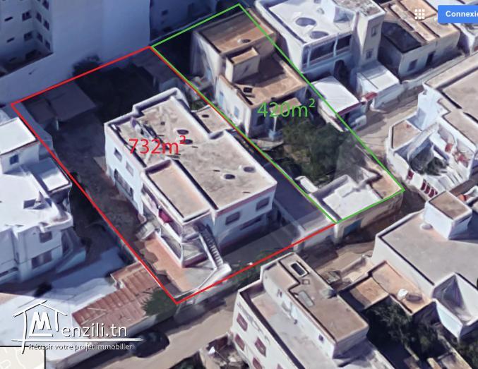 Terrain comprenant une villa avec 2 appartements et un studio