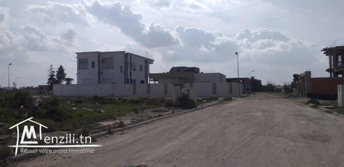 un terrain à soukra