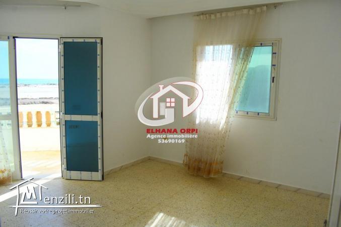 petite immeuble vue sur mer et pied dans l'eau à baghdedi