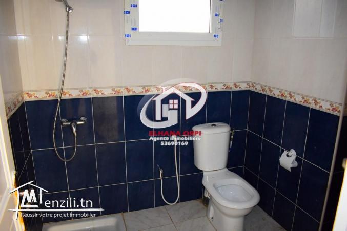 petite immeuble vue sur mer et pied dans l'eau à baghdedi