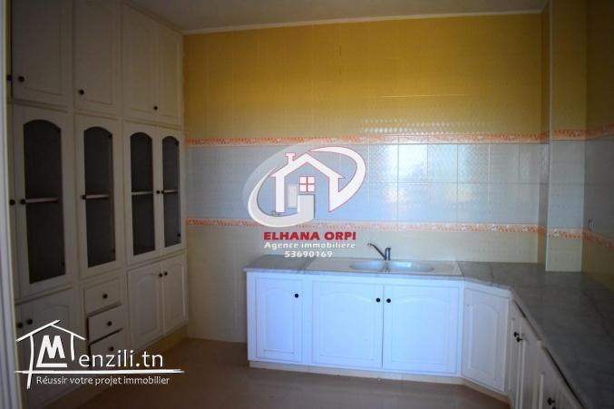 petite immeuble vue sur mer et pied dans l'eau à baghdedi