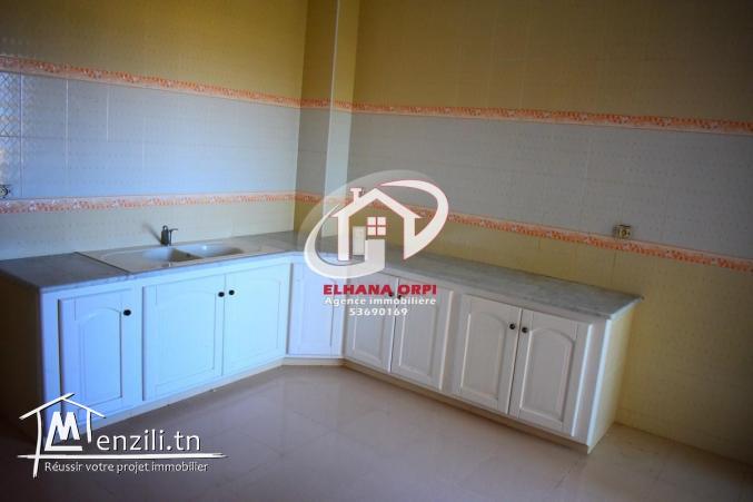 petite immeuble vue sur mer et pied dans l'eau à baghdedi