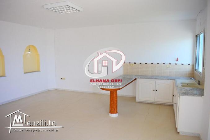 petite immeuble vue sur mer et pied dans l'eau à baghdedi