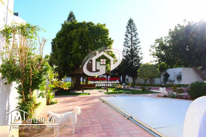 villa avec piscine sur un terrain de 1756 m²