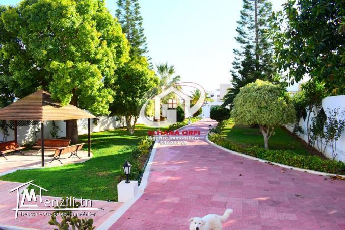 villa avec piscine sur un terrain de 1756 m²